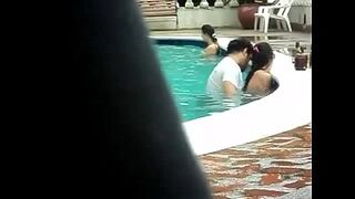 Gordinho metendo na piscina - Colombian Couple Caught Having Sex In A Public