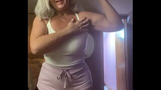 Curvy MILF Rosie: Working Out The Biceps In Booty Shorts